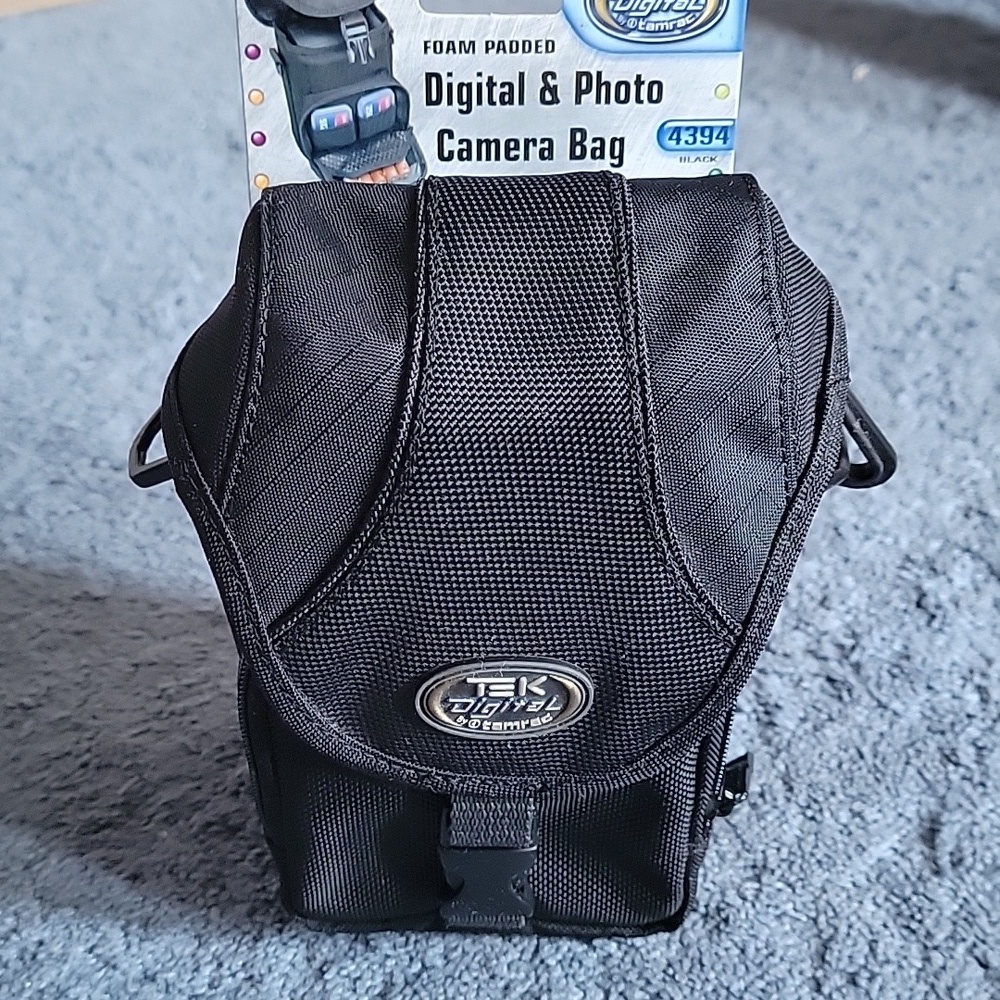 Tek Digital by Tamrac foam padded Camera case, black. Multiple pockets
